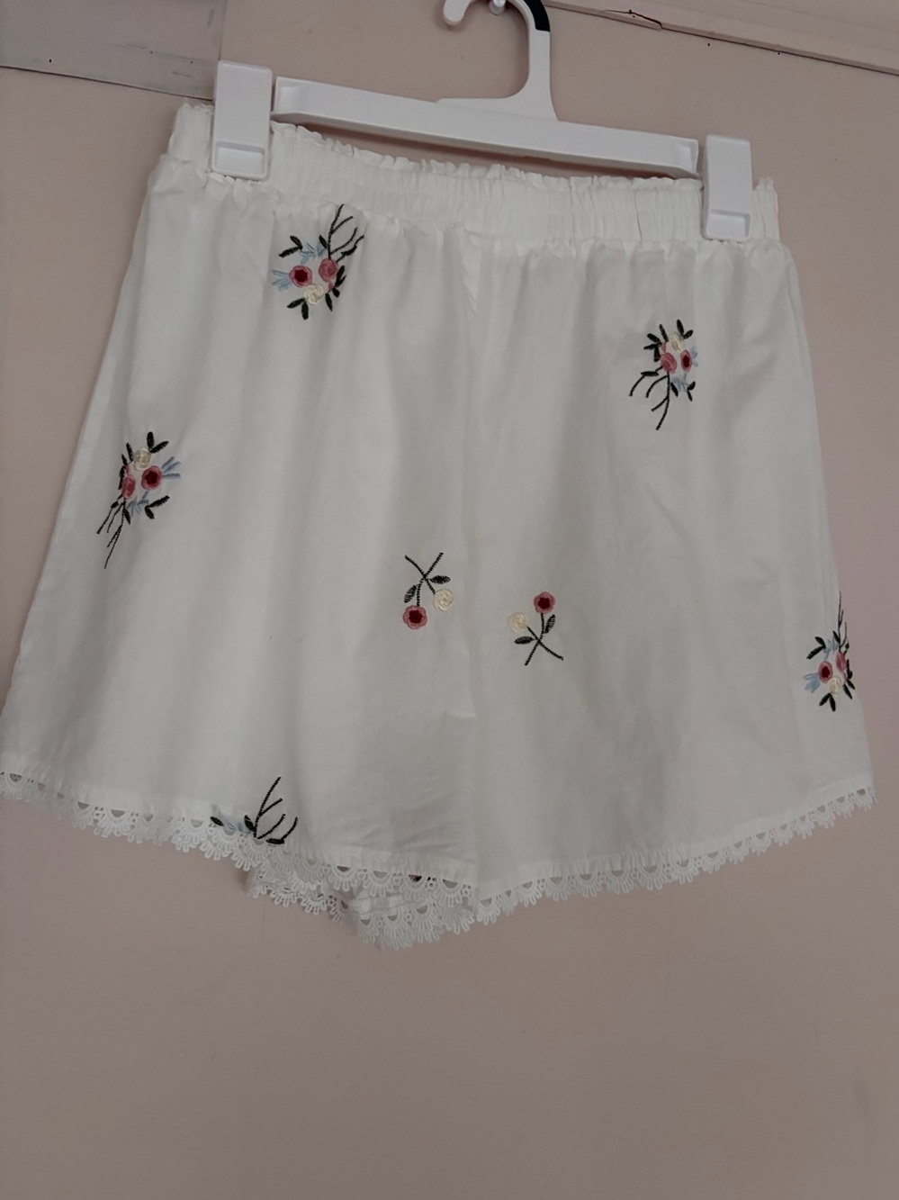 Women’s White Embroidered Lace-Trim Shorts cotton